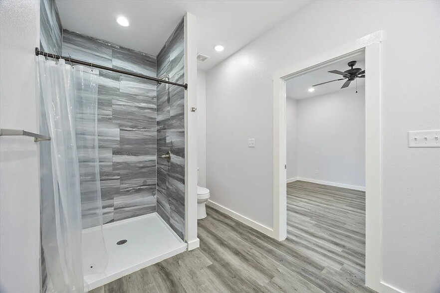 Master Shower - 108 W Locust St