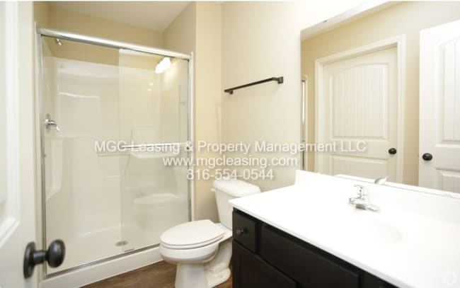 Building Photo - Your Private Retreat Awaits at Eagle Creek Townhomes!