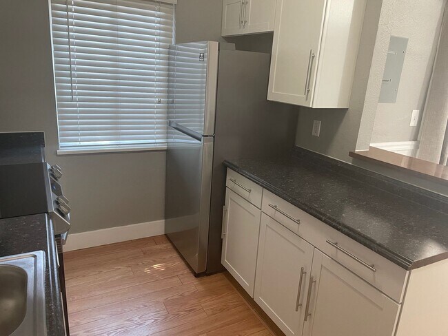 Building Photo - South Denver, 2 bed 2.5 bath Townhome, 2 Car Parking, Close to Light Rail
