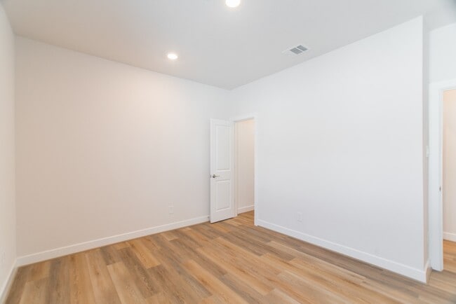 Building Photo - 11 Mariposa Wds Dr