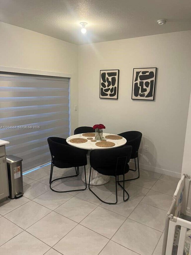 Building Photo - 1431 NE 3rd Ave