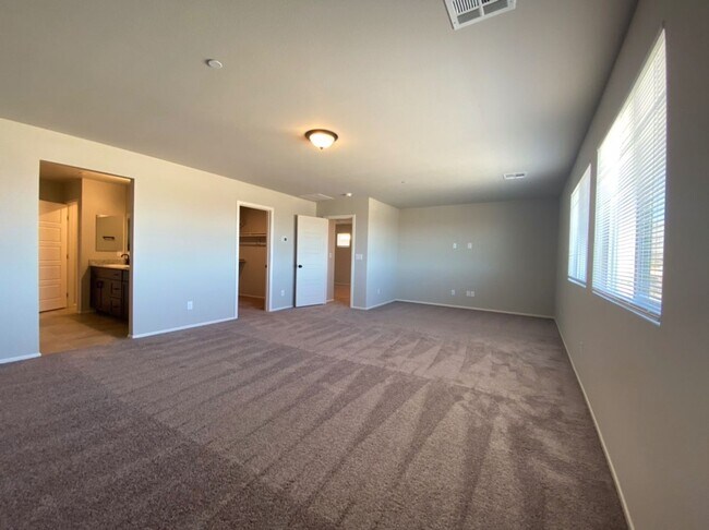 Building Photo - AMAZING GATED 3 BED 2.5 BATH 2 CAR GARAGE !