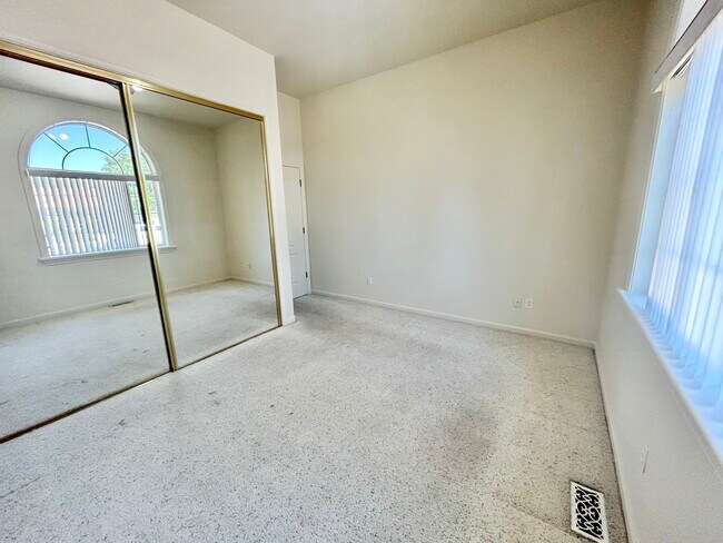 Building Photo - 924 Springfield Dr