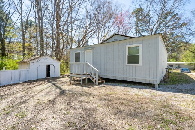 Building Photo - Move-In Ready Modern Makeover! Spacious 4-...