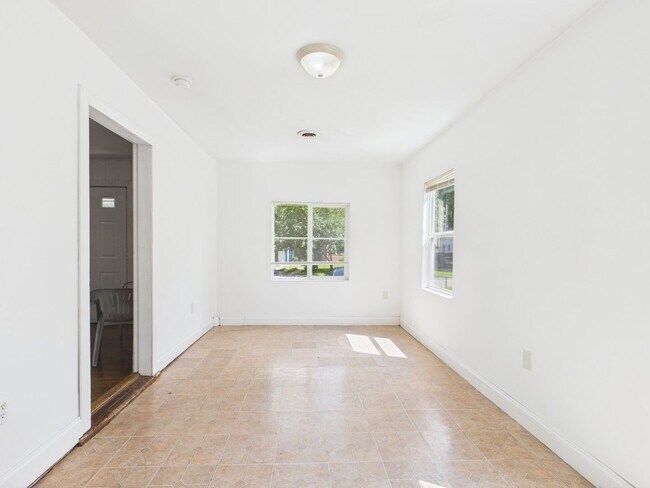 Building Photo - 622 Fayette Ave