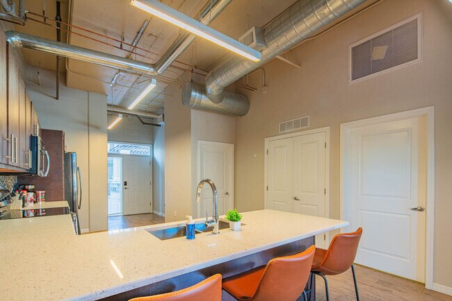 Building Photo - 1260 E University Dr