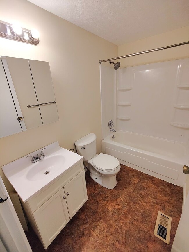 Building Photo - *Well-Maintained 3BD/1.5BA Townhouse Available in West Mifflin*