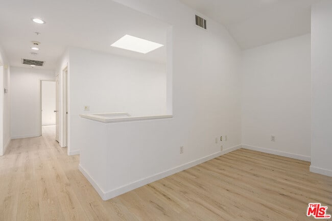 Building Photo - 668 Palisades Dr
