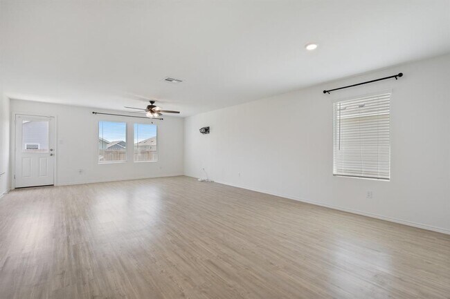 Building Photo - 412 Heritage Grvs Rd