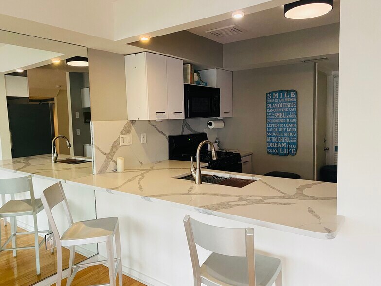 kitchen view from the bar stools - 12 Harbour Close