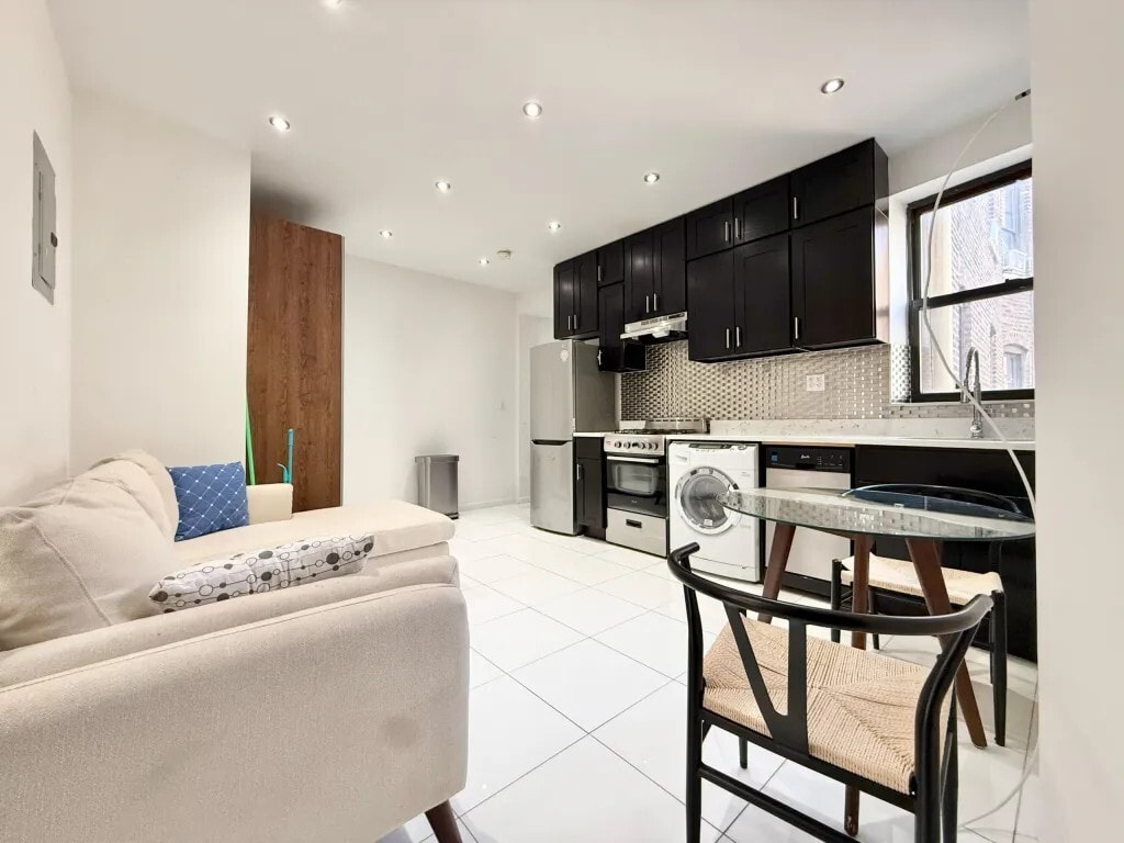 Building Photo - Nice room in a good neighborhood