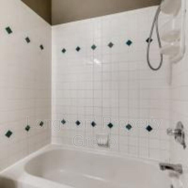 Building Photo - 713 Pendleton Ave