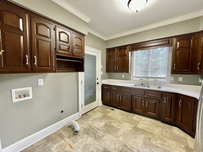 Building Photo - 4 Bed, 4 And A Half Bath Nest In Haymount
