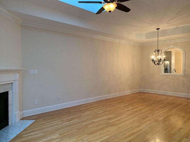 Building Photo - Large 3 Bed | 2.5 Bath Townhouse With Firs...