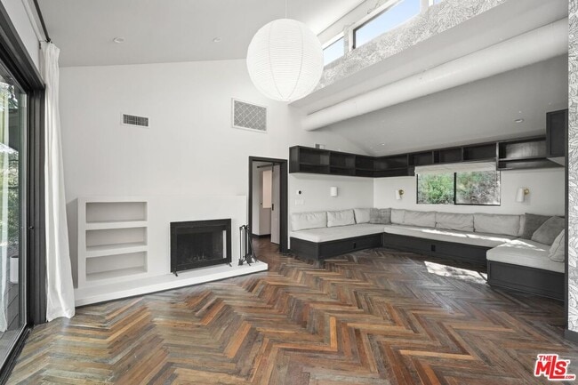 Building Photo - 21273 Entrada Rd