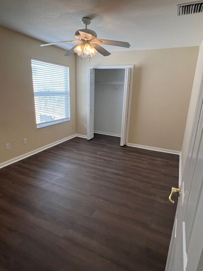 Building Photo - Country Chase