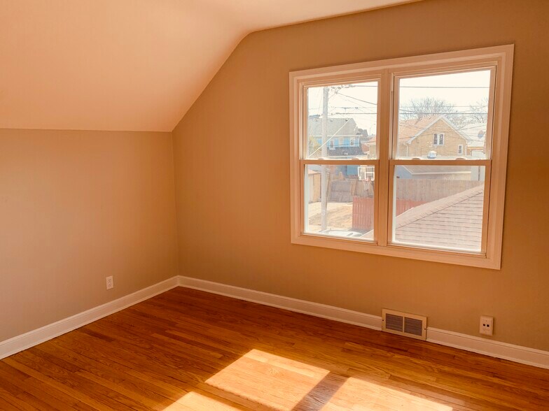 Building Photo - 5021 W Greenfield Ave