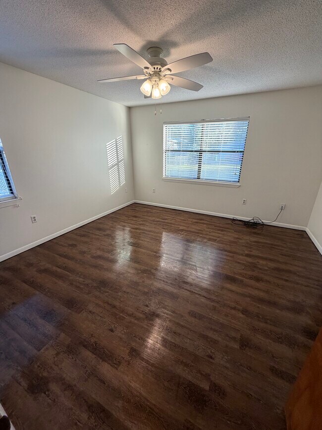 Building Photo - 817 Tanager Rd