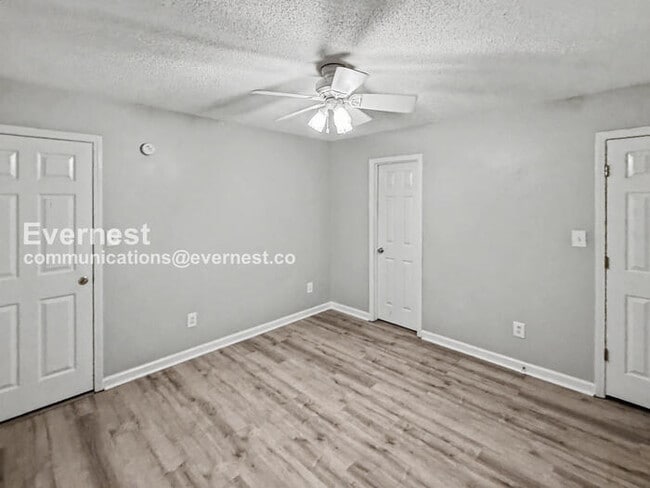 Building Photo - 3 Bed, 2 Bath Home with Garage / Pet-Friendly / Vouchers Accepted / Available Now!