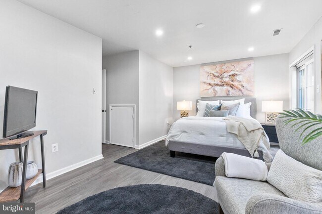 Building Photo - 7820 Somerset Ct