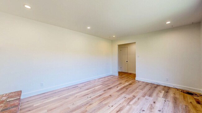 Building Photo - 1925 Leafgreen Dr