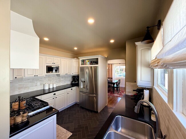 Building Photo - Furnished or Unfurnished Santa Barbara 3 bedroom/2 bathroom Home