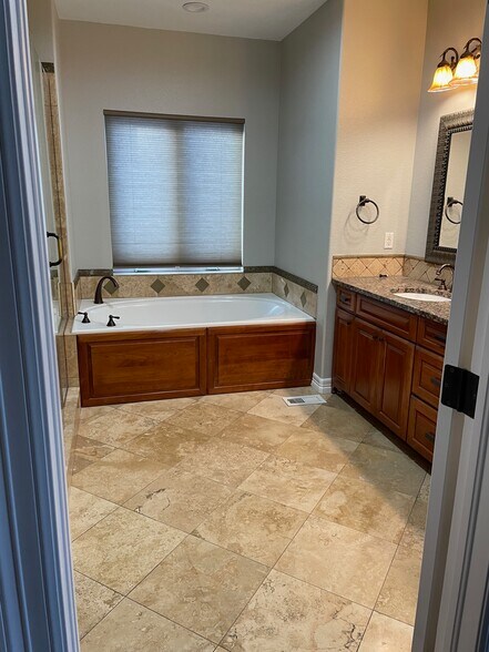 master bathroo - 1837 S Clarkson St