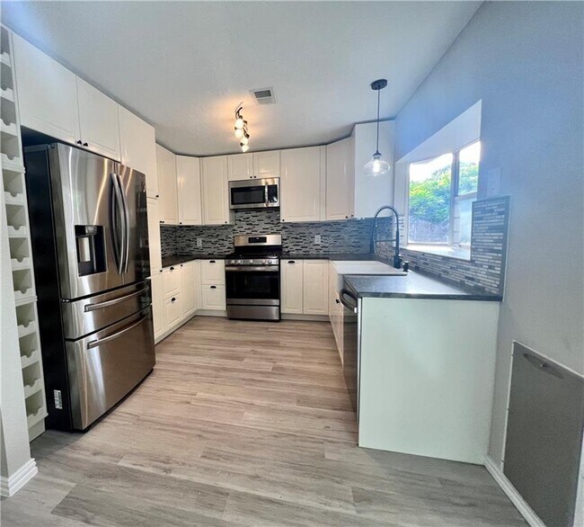 Building Photo - 5305 Summer Cir