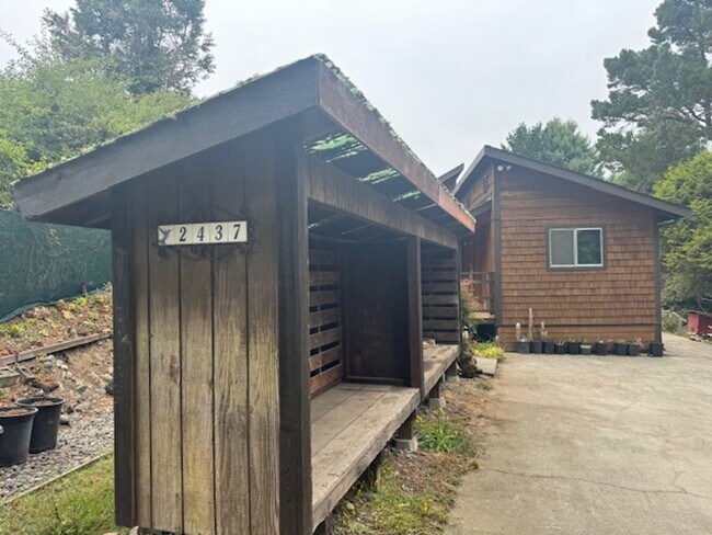 Building Photo - 2437 Ridgewood Dr