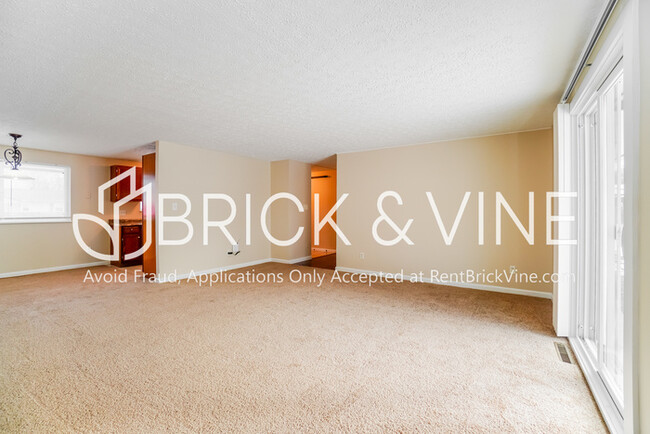 Building Photo - 7027 Lemert Ln