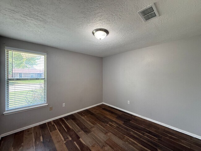 Building Photo - Convenience and Charm Meet! 4 bedroom