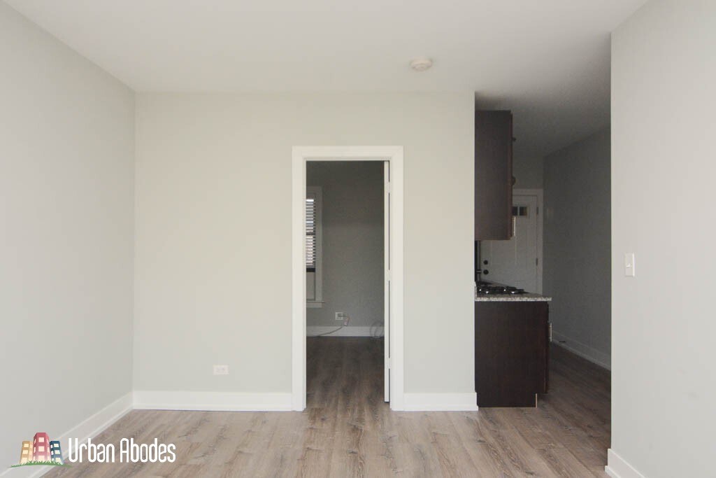 Building Photo - 709 W Brompton Ave