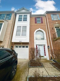 Building Photo - Beautiful Brick Townhouse in Parker Farm!