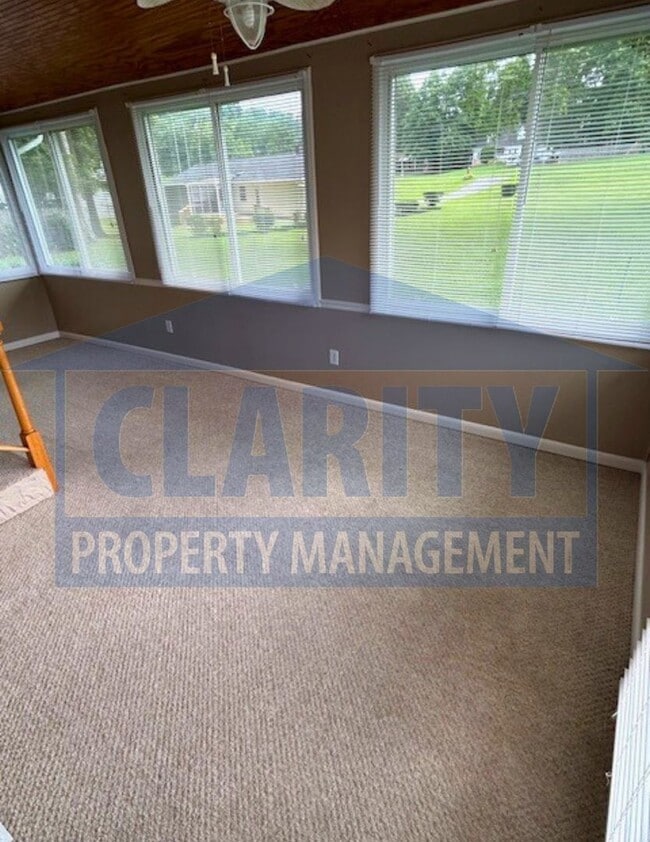 Building Photo - Great one level home with double garage!