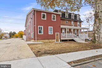 Building Photo - 819 11th Ave