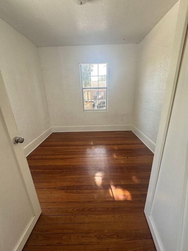Building Photo - Old World Charm & Close to Downtown