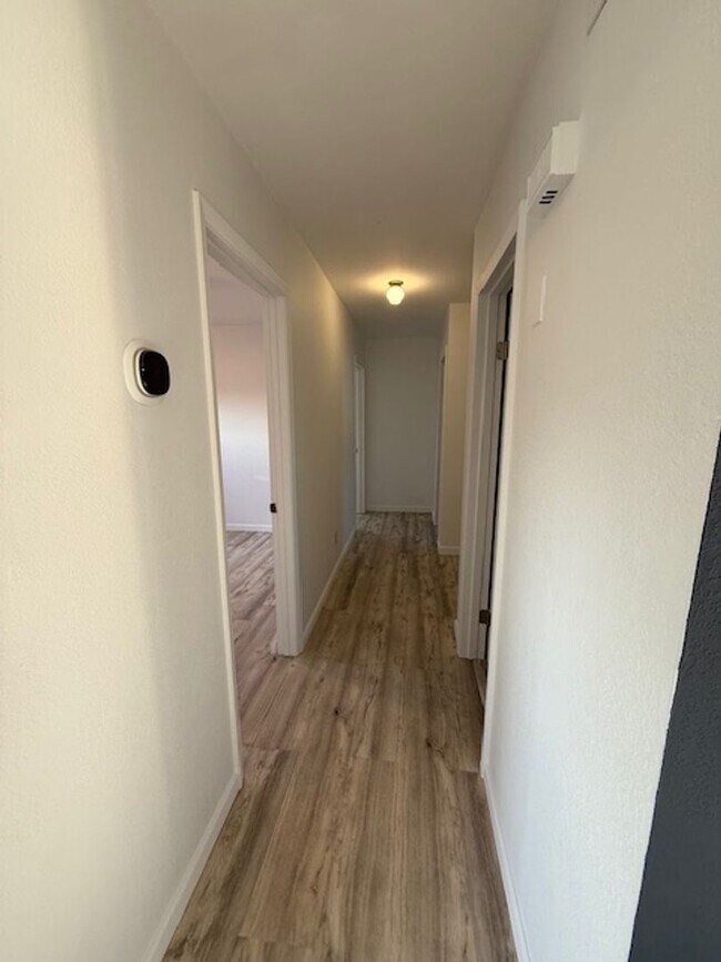 Building Photo - Wonderful Home 3 bed 1 bath with a Great Yard