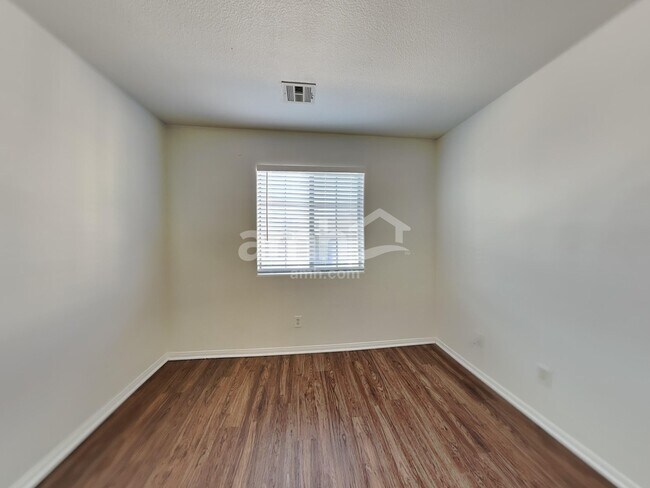 Building Photo - 611 Desert Silk Ct