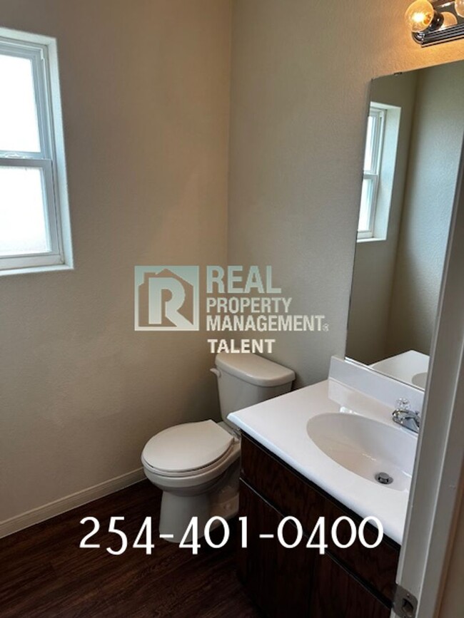 Building Photo - Charming 3-Bedroom, 2.5-Bathroom Duplex in...