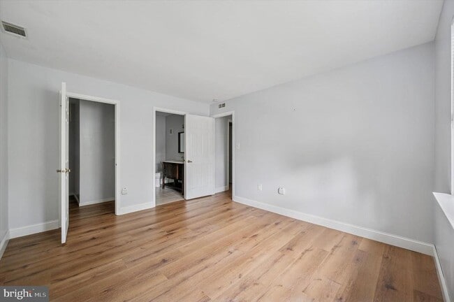 Building Photo - 206 Hickory Ct