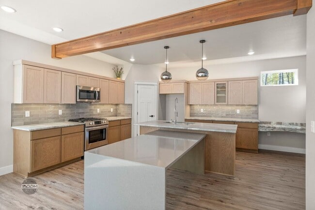 Building Photo - NEW CONSTRUCTION HOME WITH A 4 CAR GARAGE!!
