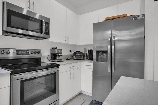 Building Photo - 909 NE 211th St