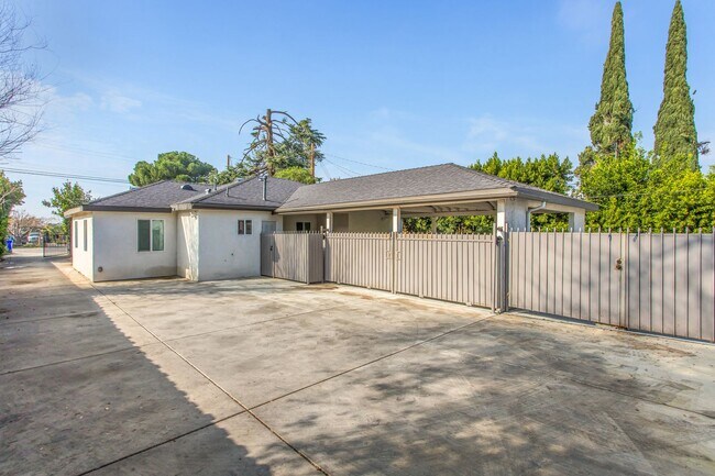 Building Photo - 7401 Valaria Dr