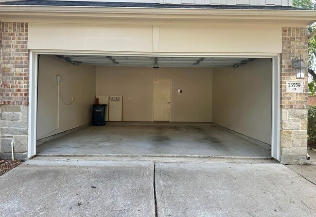 Building Photo - 13559 Fawn Lily Dr