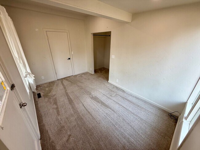 Building Photo - Charming 3-Bedroom Home with Spacious Yards & Modern Comforts in Lewiston