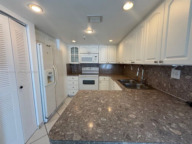 Building Photo - 7832 Collins Ave