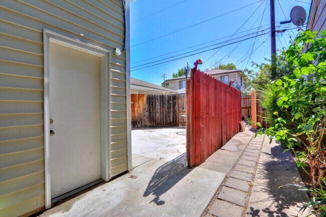 Building Photo - 5400-5402 Folsom Blvd