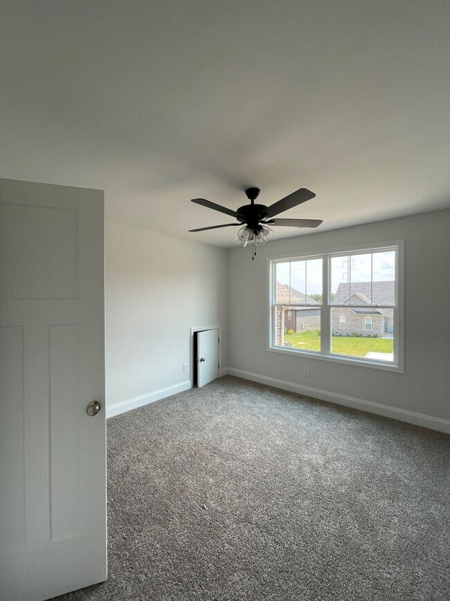 Building Photo - 6 bedroom/3 Baths + Bonus room!  Backs up ...