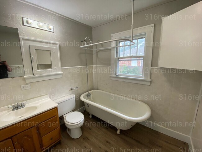 Building Photo - $925 - 2 bed 1 bath - Home with a fenced yard and garage