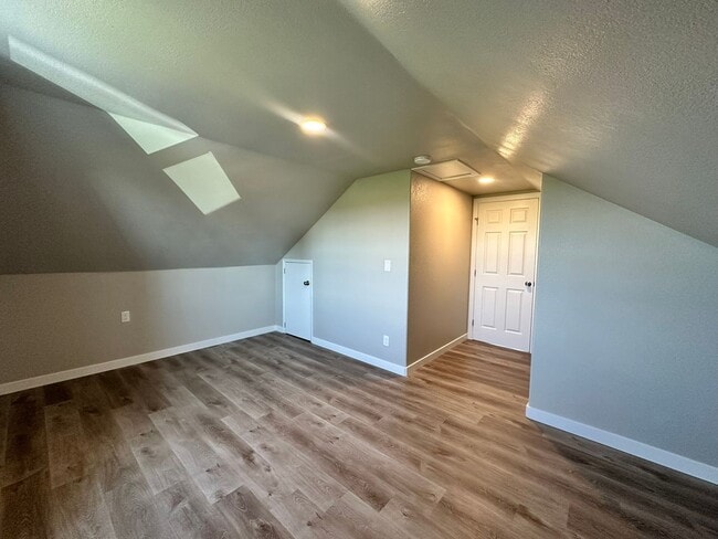 Building Photo - $500 Off March 2026 Rent!
